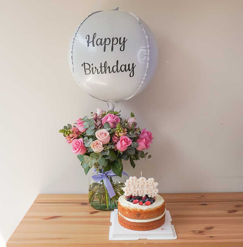 arreglo de rosas y flores con globo y pastel para cumpleaños